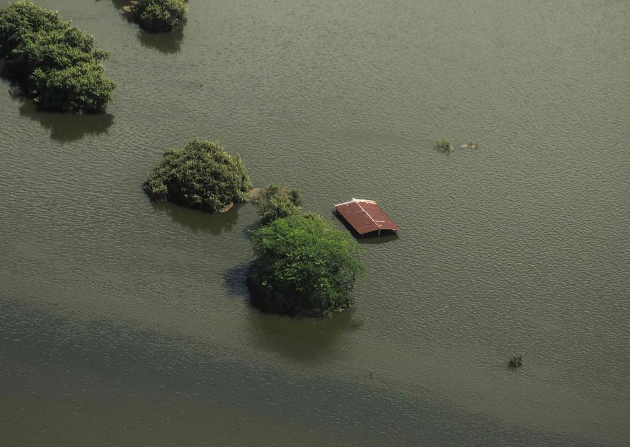 Российские туристы застряли во Вьетнаме из-за наводнения. Они вторые сутки заблокированы в автобусе