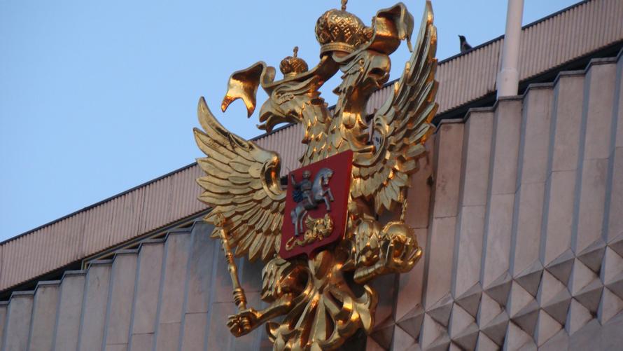 В Госдуме приоритетно рассмотрят законопроект о крестах на гербе России. В чём причина срочности