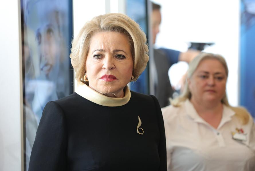 «Надо менять менталитет»: Валентина Матвиенко призвала россиянок рожать сразу после 18 лет
