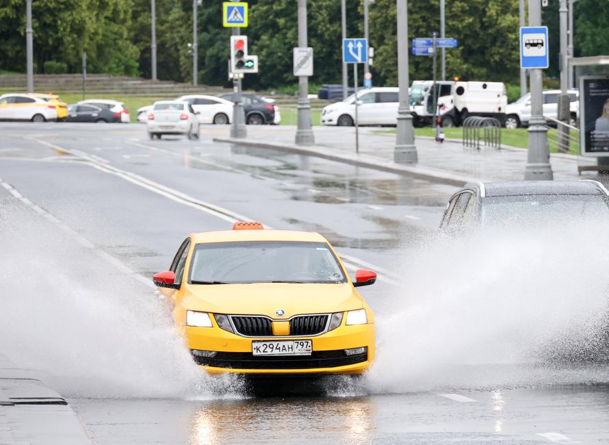 Многодетным семьям в России захотели сделать отдельный тариф в такси. Какие скидки там будут
