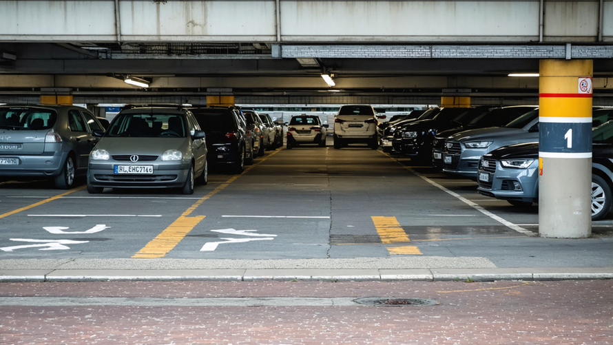 Парковочные места дорожают быстрее квартир. Почему так происходит и подешевеют ли они