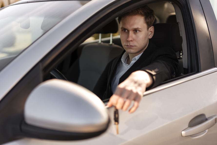 Правый руль и гибриды — всё. Почему суд запретил ввоз таких машин в Россию