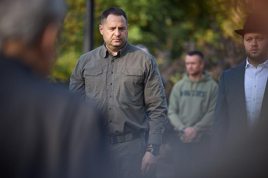 Андрей Ермак ушёл в отставку после обысков в своём кабинете. Что происходит