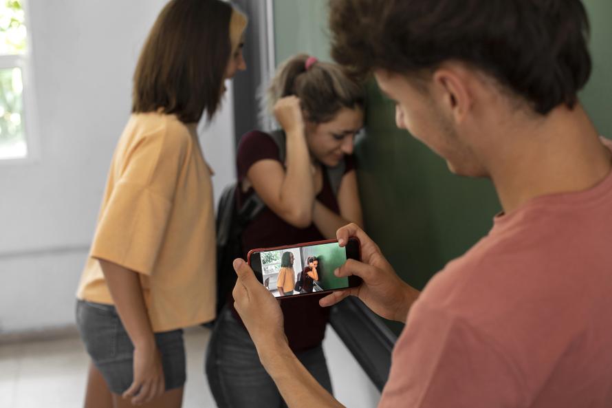 За буллинг в школе и Сети хотят штрафовать на сумму до 500 тыс. рублей. Что нужно знать