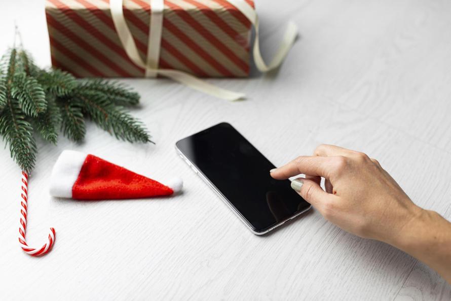 Мошенники рассылают «новогодние открытки» с вирусами. Как защитить данные и деньги