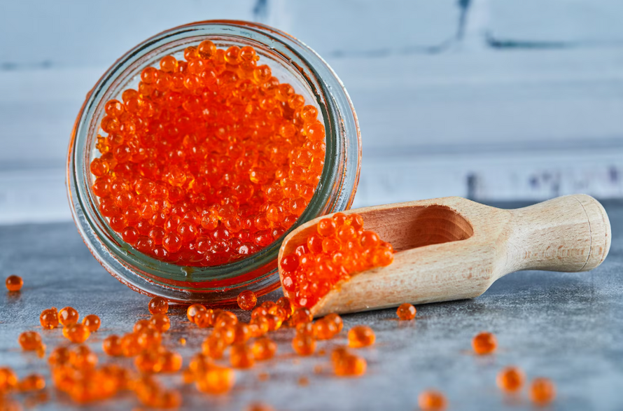 В России запретили продажу 10 000 тонн красной икры. Половина оказалась контрафактом