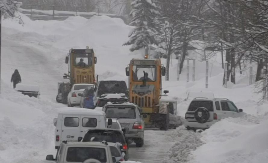 Жителей российского региона отправили на дистанционку из-за снежного шторма. Подробности