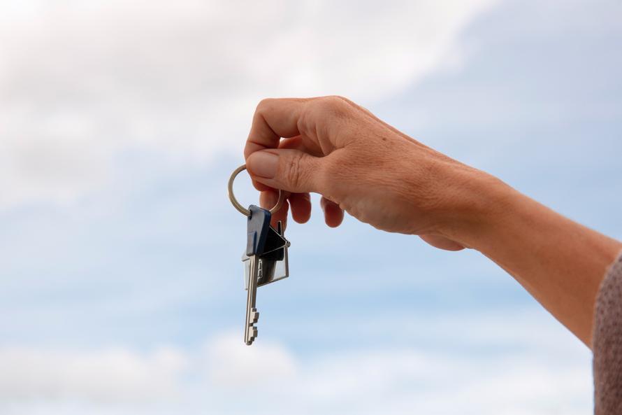 Суд обязал продавца квартиры по «схеме Долиной» вернуть деньги покупателю. Что известно