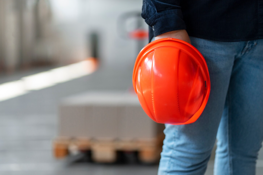 В Трудовой кодекс добавят новые основания для увольнения мигрантов. Что изменится