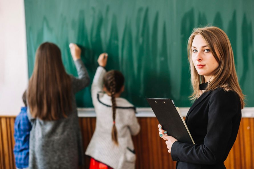 В России предложили ввести отработку после вуза для молодых педагогов. Зачем это нужно