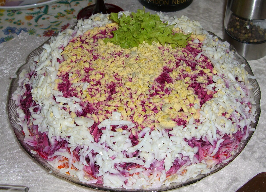 Селёдка под шубой: есть ли польза от новогоднего лакомства? Отвечает врач