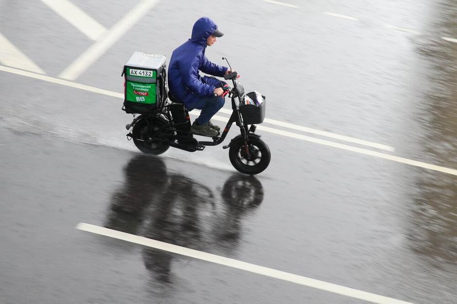 Зарплаты курьеров в России догнали доходы IT-специалистов. Сколько они получают
