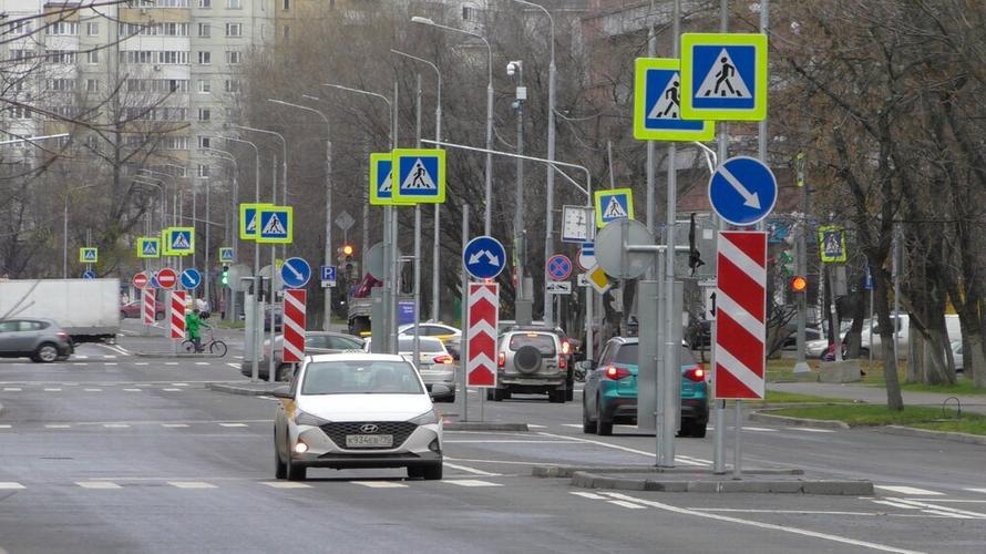 Рекламу на дорожных знаках захотели запретить в России. Что известно