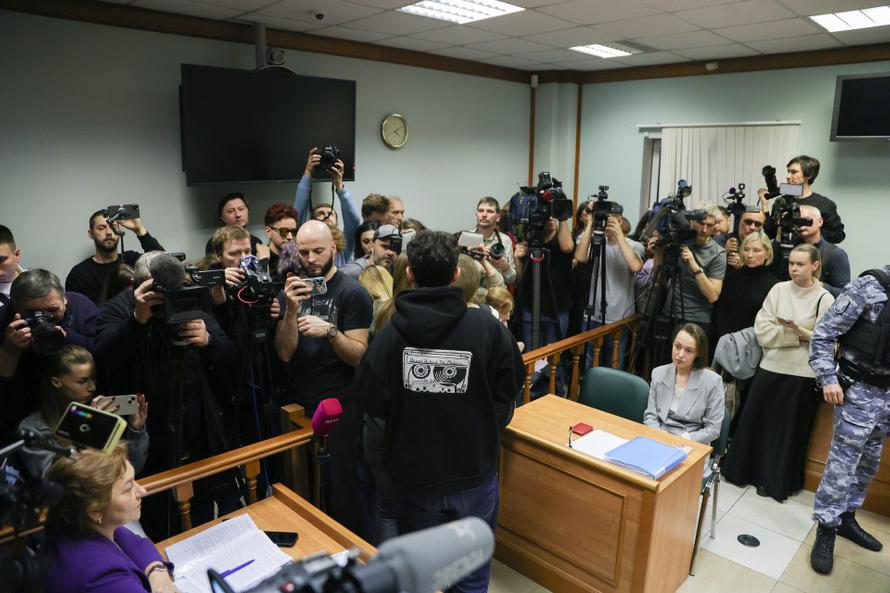 Конец истории. Суд принудительно выселил Долину из проданной квартиры