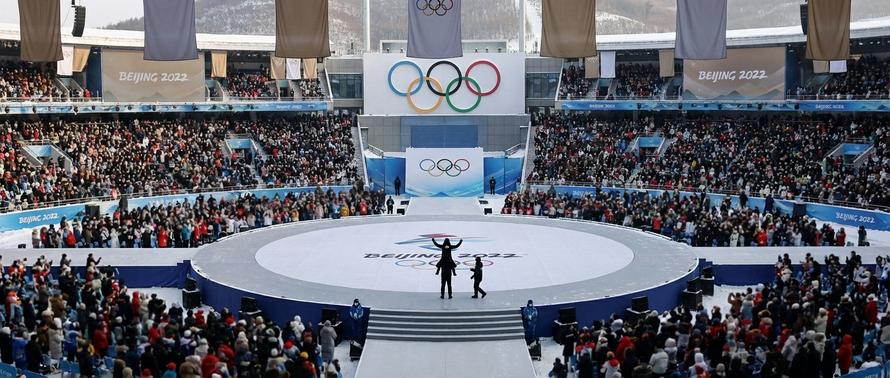 Лыжник Коростелев пронес Непряеву на плечах на закрытии Олимпиады-2026. Жест поддержки тронул весь мир