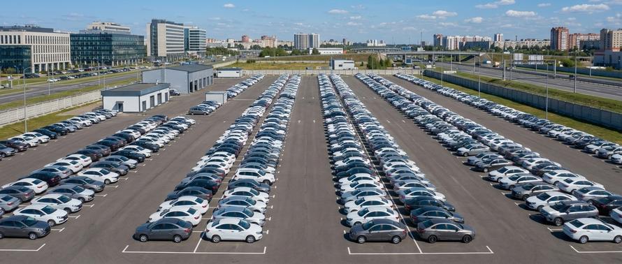 Новые российские автомобили попали в список для такси. Какие модели можно будет использовать