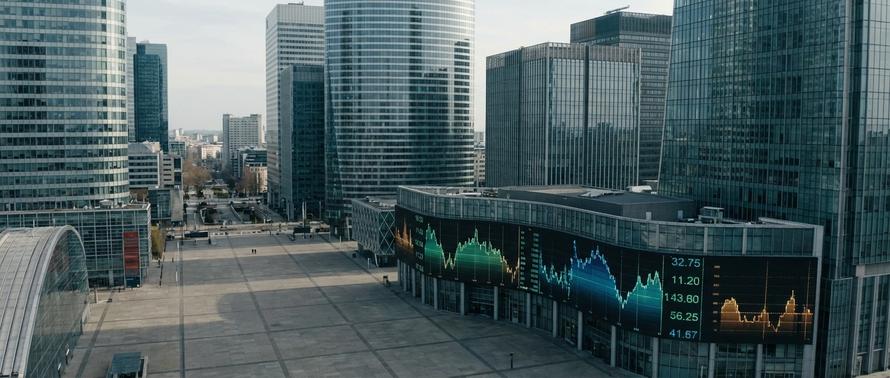 ЦБ снизил курс доллара и повысил евро