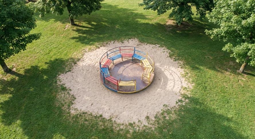 Петербуржец выплатит ребёнку 300 тысяч после травмы на карусели. Он не услышал слово «стоп»