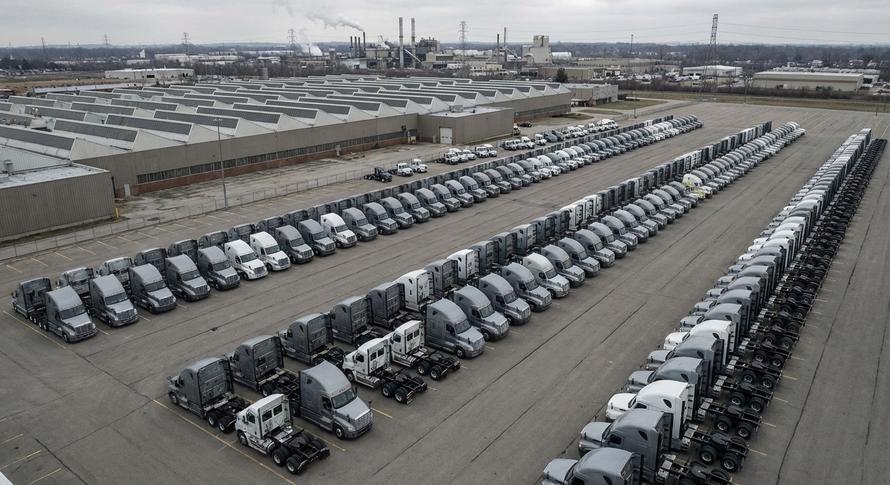 КамАЗ может перейти на трёхдневку. Спрос на грузовики рухнул на 70%