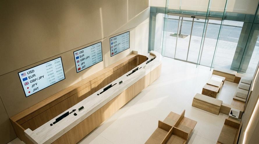 Доллар рухнул на 10% за месяц. Почему рубль так резко укрепился