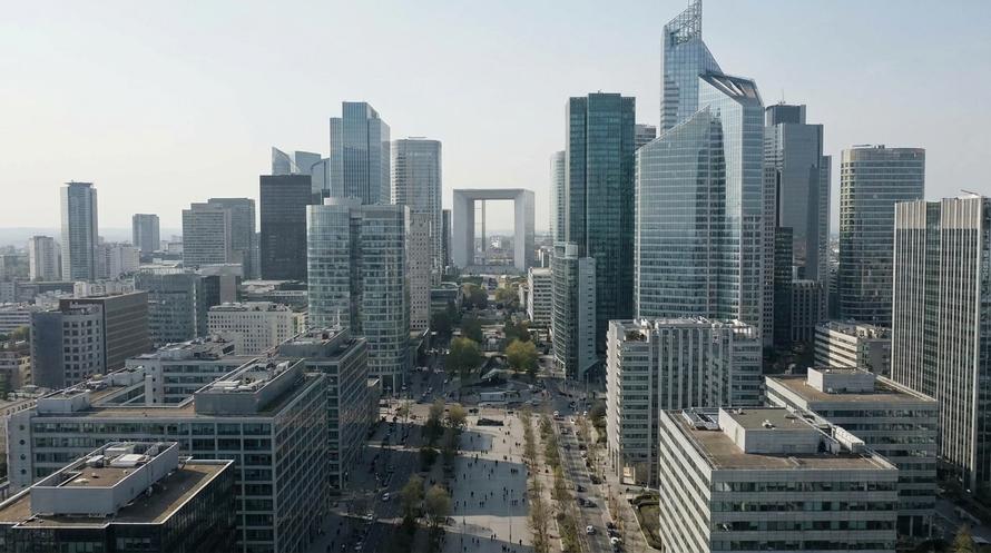 ФНС станет следить за переводами россиян с доходом выше 2,4 млн рублей в год. Под контроль попадут 10 млн человек