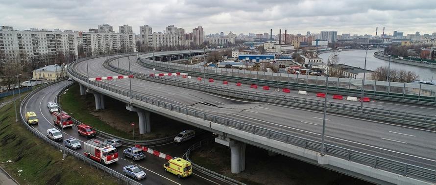Пожар под эстакадой в Москве прогнул пролёт СВХ. Движение перекрыли, на место отправили пожарный поезд