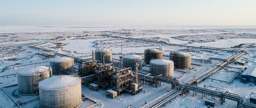 Путин разрешил «дочке» НОВАТЭКа выкупить долю TotalEnergies в «Арктик СПГ 2». Что известно о сделке